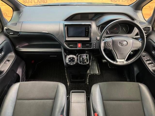 Toyota NOAH HYBRID 2017-02 9766-1