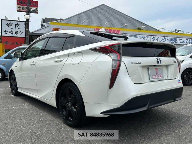 Toyota PRIUS 2018-03 330572-7