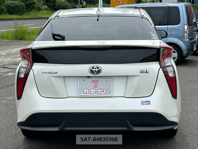 Toyota PRIUS 2018-03 330572-6