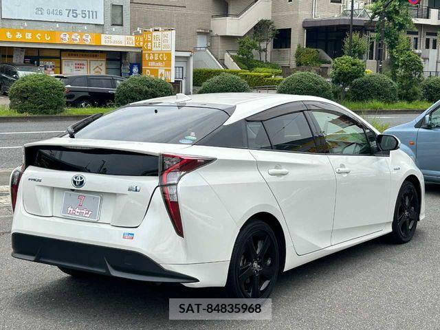 Toyota PRIUS 2018-03 330572-5