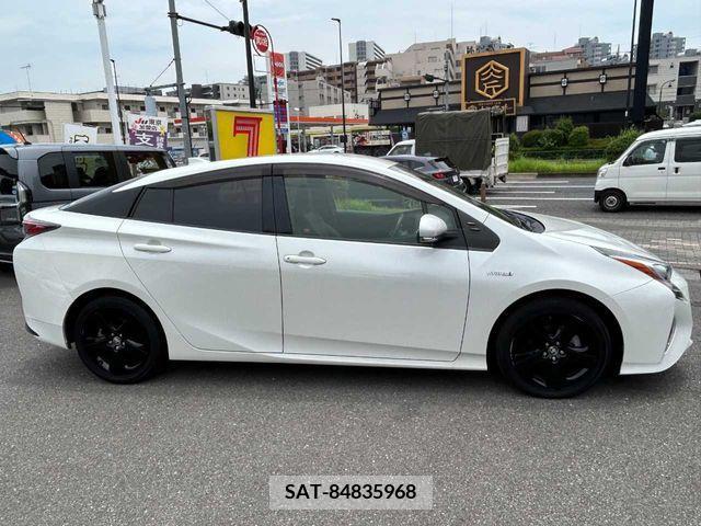Toyota PRIUS 2018-03 330572-4