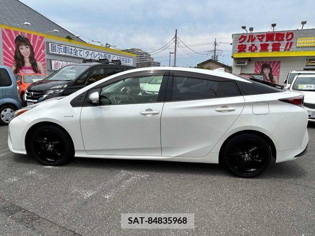 Toyota PRIUS 2018-03 330572-8