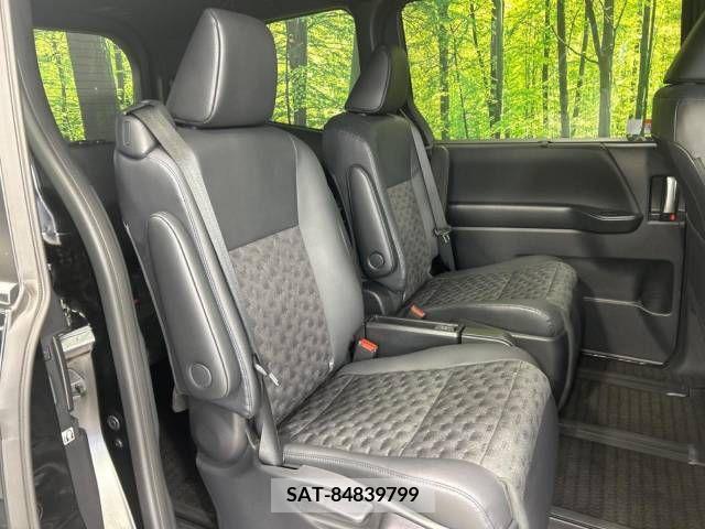 Toyota VOXY 2023-05 379722-9