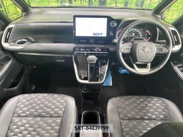 Toyota VOXY 2023-05 379722-1