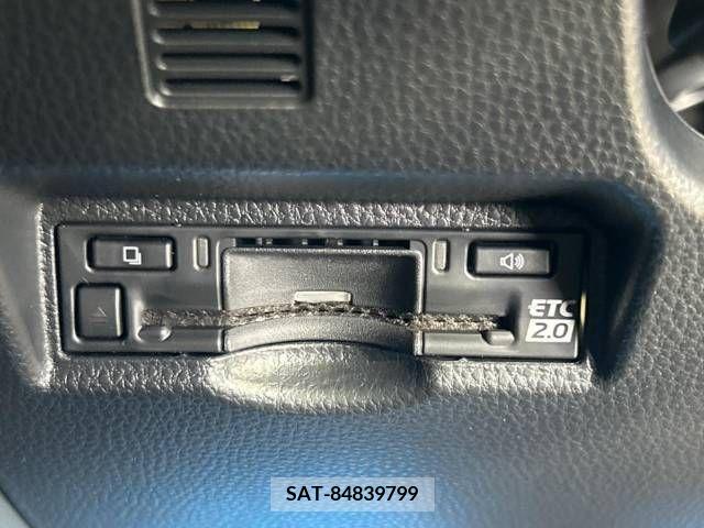 Toyota VOXY 2023-05 379722-7