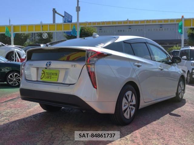 Toyota PRIUS 2018-07 393417-1
