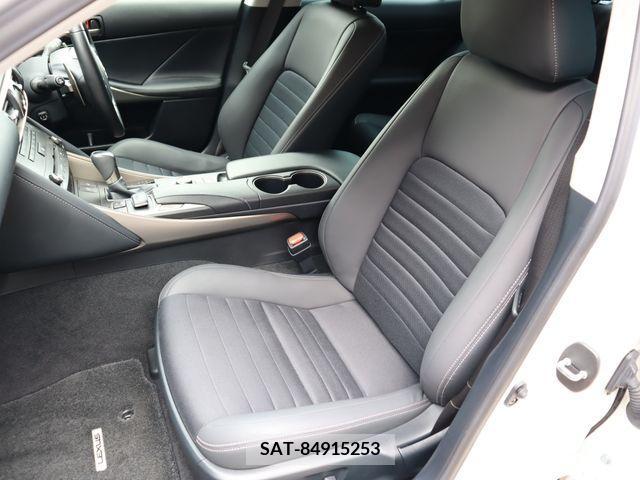 Lexus IS 2018-09 300093-9