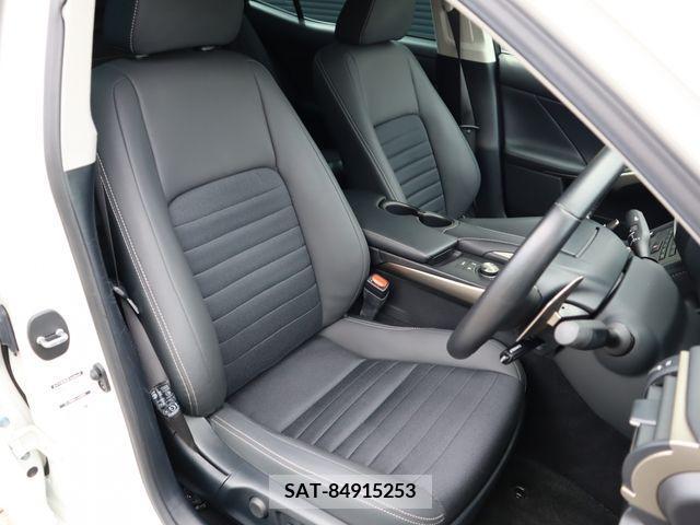 Lexus IS 2018-09 300093-8