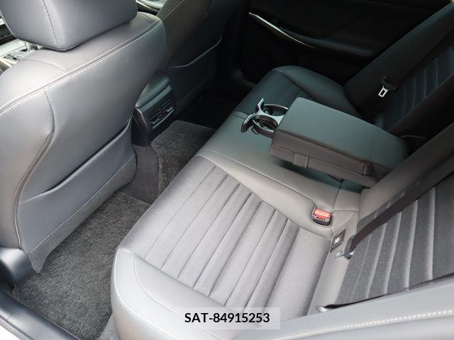 Lexus IS 2018-09 300093-11