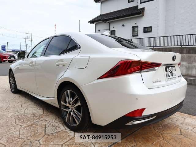 Lexus IS 2018-09 300093-4
