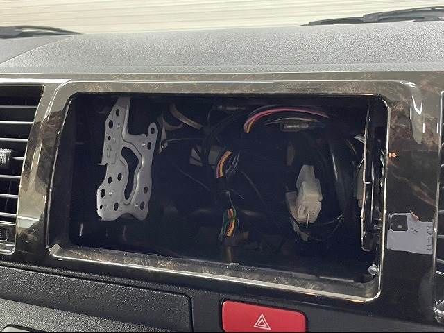 Toyota HIACE VAN 2023-04 196464-2