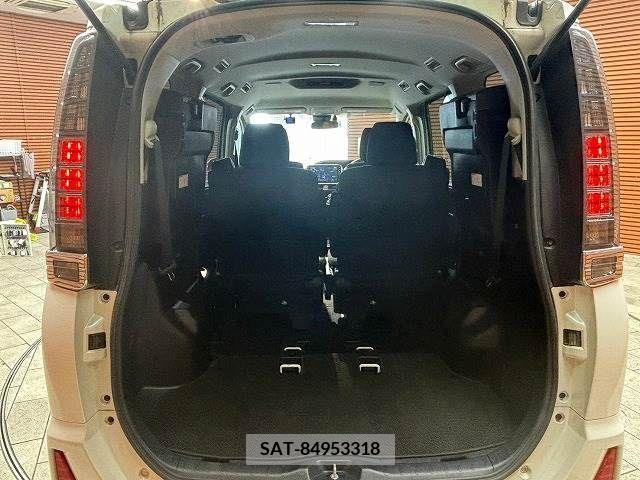 Toyota VOXY HYBRID 2017-01 331874-12