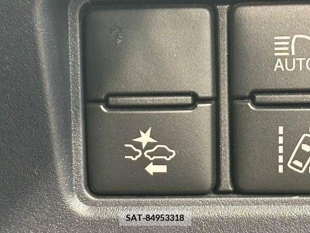 Toyota VOXY HYBRID 2017-01 331874-9