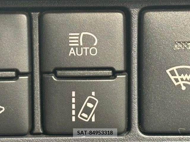 Toyota VOXY HYBRID 2017-01 331874-8