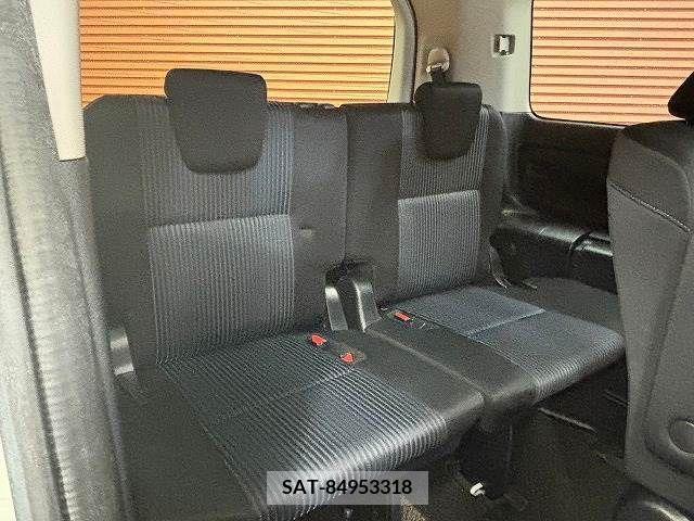 Toyota VOXY HYBRID 2017-01 331874-6
