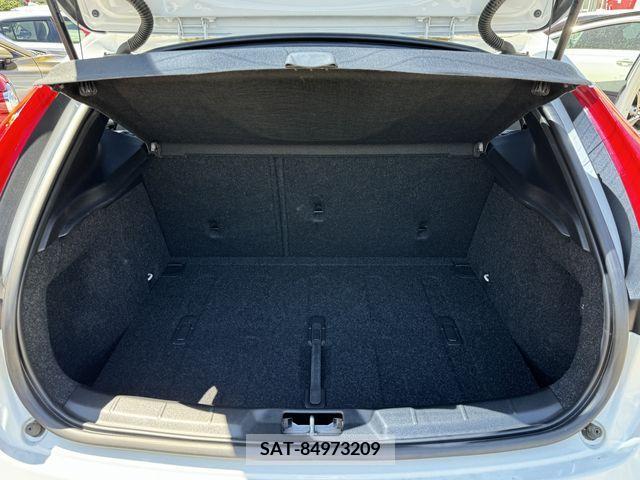 Volvo V40 2016-02 340197-23