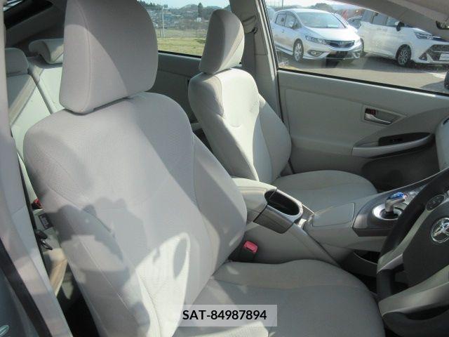 Toyota PRIUS 2013-08 281811-9