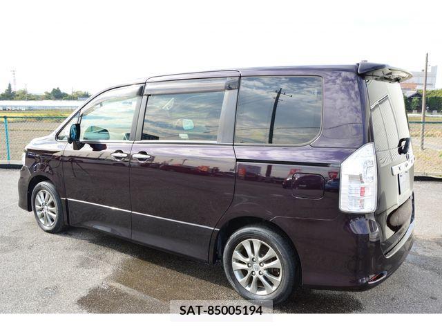Toyota VOXY 2011-02 247631-3