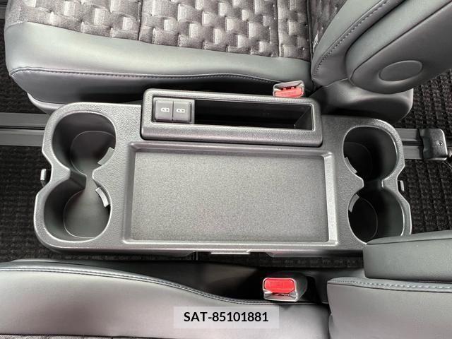 Toyota VOXY 2024-03 242783-11