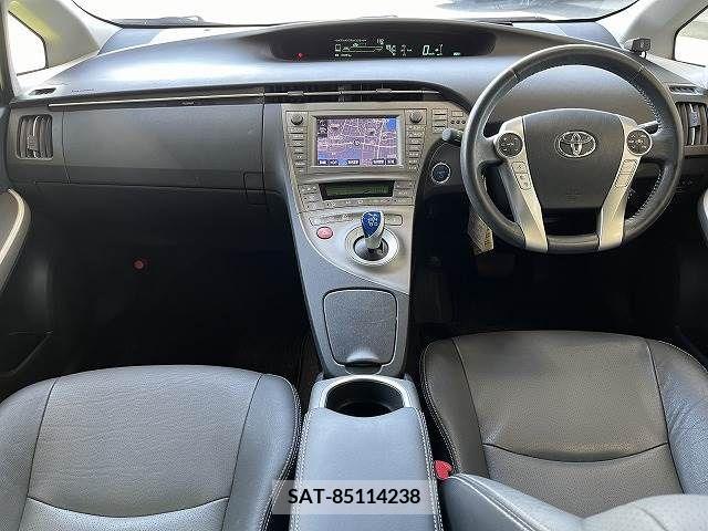 Toyota PRIUS 2013-08 381262-1