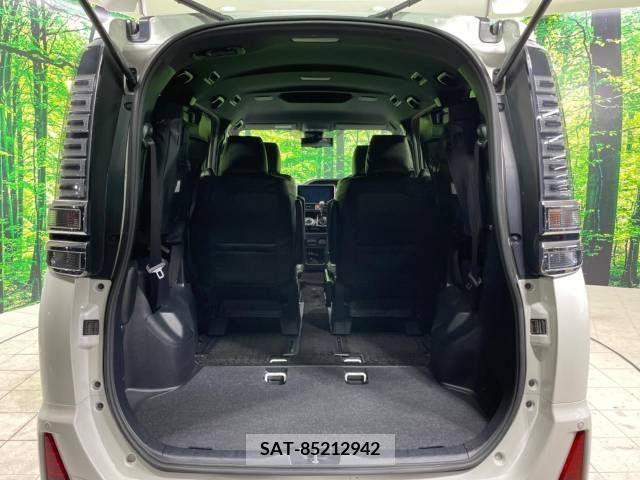 Toyota VOXY 2018-10 370412-11