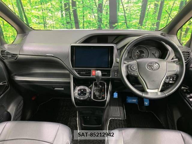 Toyota VOXY 2018-10 370412-1