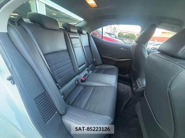 Lexus IS 2013-09 231933-5