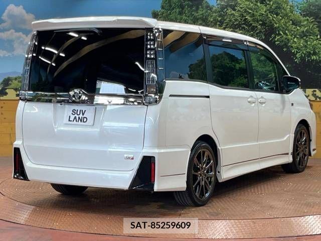 Toyota VOXY 2016-07 370455-19