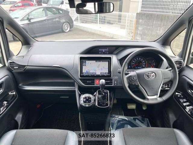 Toyota NOAH 2018-01 321563-1