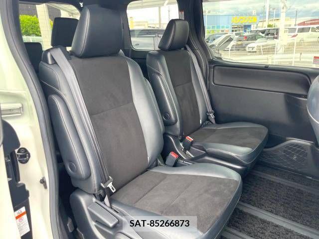 Toyota NOAH 2018-01 321563-14