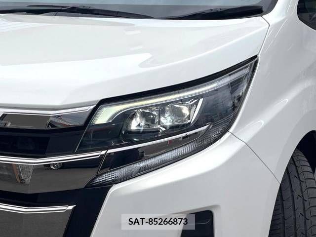 Toyota NOAH 2018-01 321563-18