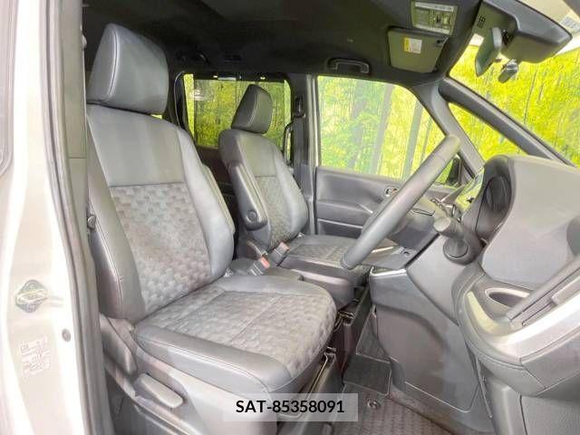 Toyota VOXY 2022-12 203547-11