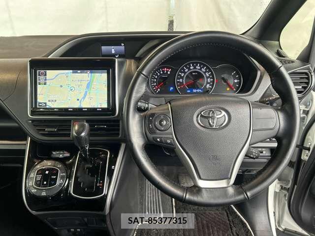 Toyota VOXY 2018-07 213198-19