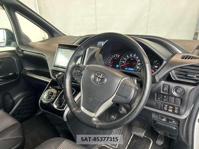 Toyota VOXY 2018-07 213198-12