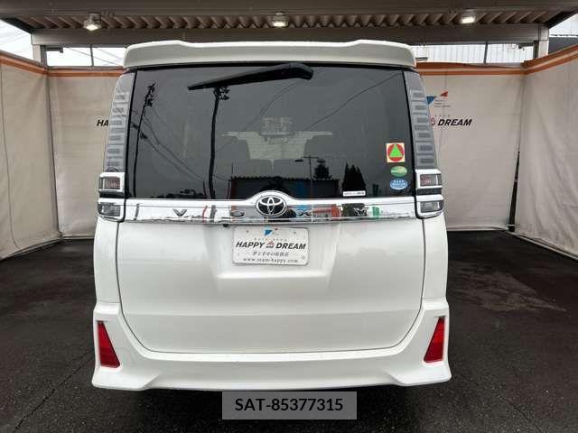 Toyota VOXY 2018-07 213198-8