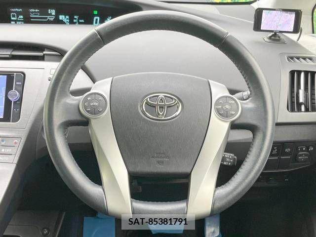 Toyota PRIUS 2013-12 329681-11