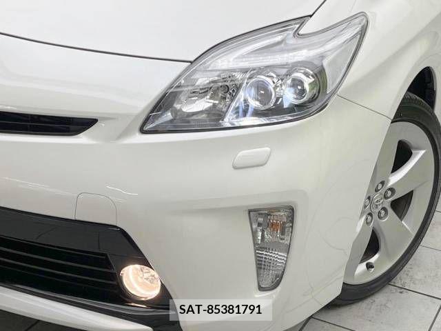 Toyota PRIUS 2013-12 329681-12