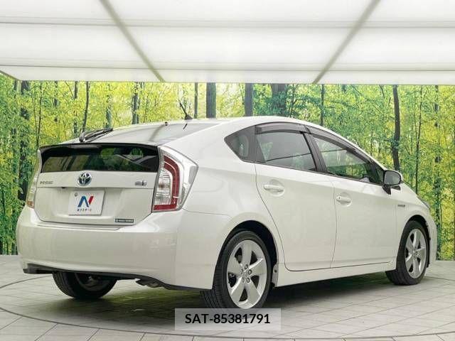 Toyota PRIUS 2013-12 329681-17
