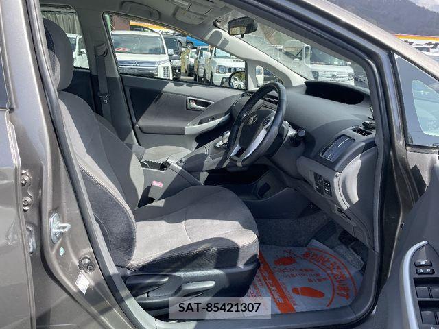 Toyota PRIUS 2011-08 282038-4