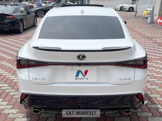 Lexus IS 2022-05 275404-15