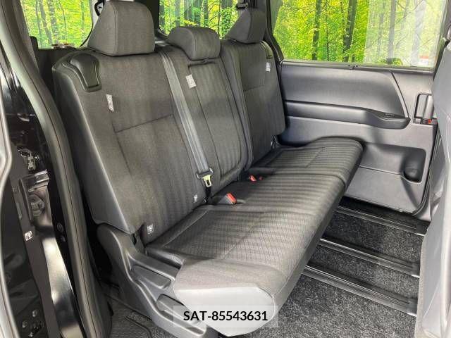 Toyota VOXY 2023-05 313582-9