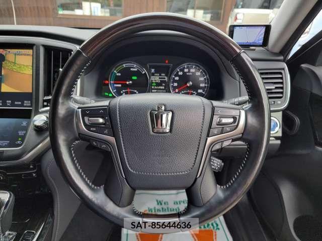 Toyota CROWN SEDAN 2017-11 266087-6