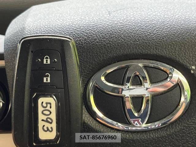 Toyota PRIUS 2017-04 282208-7