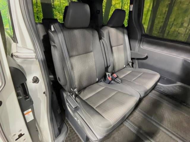 Toyota VOXY 2017-10 183420-9