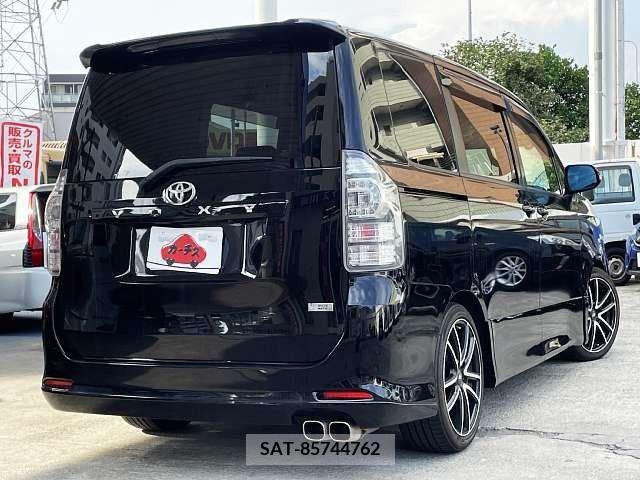 Toyota VOXY 2011-07 370470-2