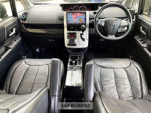 Toyota VOXY 2011-07 370470-1