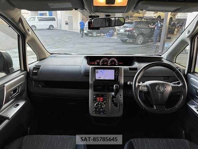 Toyota VOXY 2012-10 370314-1