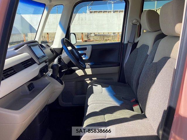 Honda N BOX 2018-04 278584-3