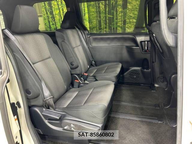 Toyota VOXY 2018-10 370446-9