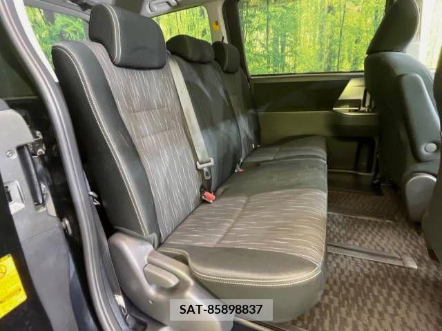 Toyota VOXY 2011-12 336596-9